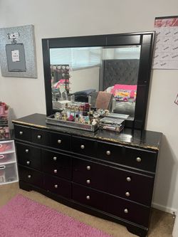 Ashley Shay Dresser W/Mirror