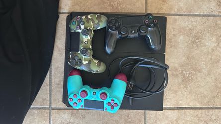 PlayStation 4 + 3 controllers