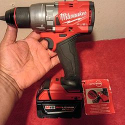M18 MILWAUKEE FUEL Hammer Drill Con Batería $190
