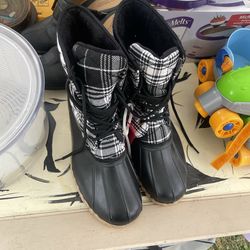 9 woman’s boots never worn $15