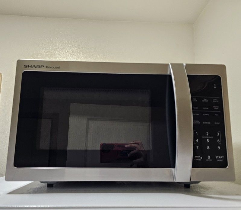 Sharp 0.9-cu ft Small 900-Watt Countertop Microwave (Stainless Steel)