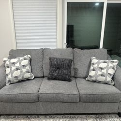 Couch With Throw Pillows