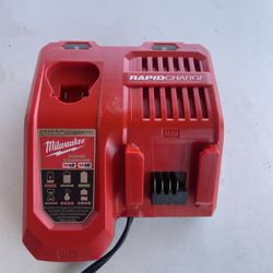 Milwaukee M12 and M18 12-Volt/18-Volt Lithium-Ion Multi-Voltage Rapid Battery Charger
