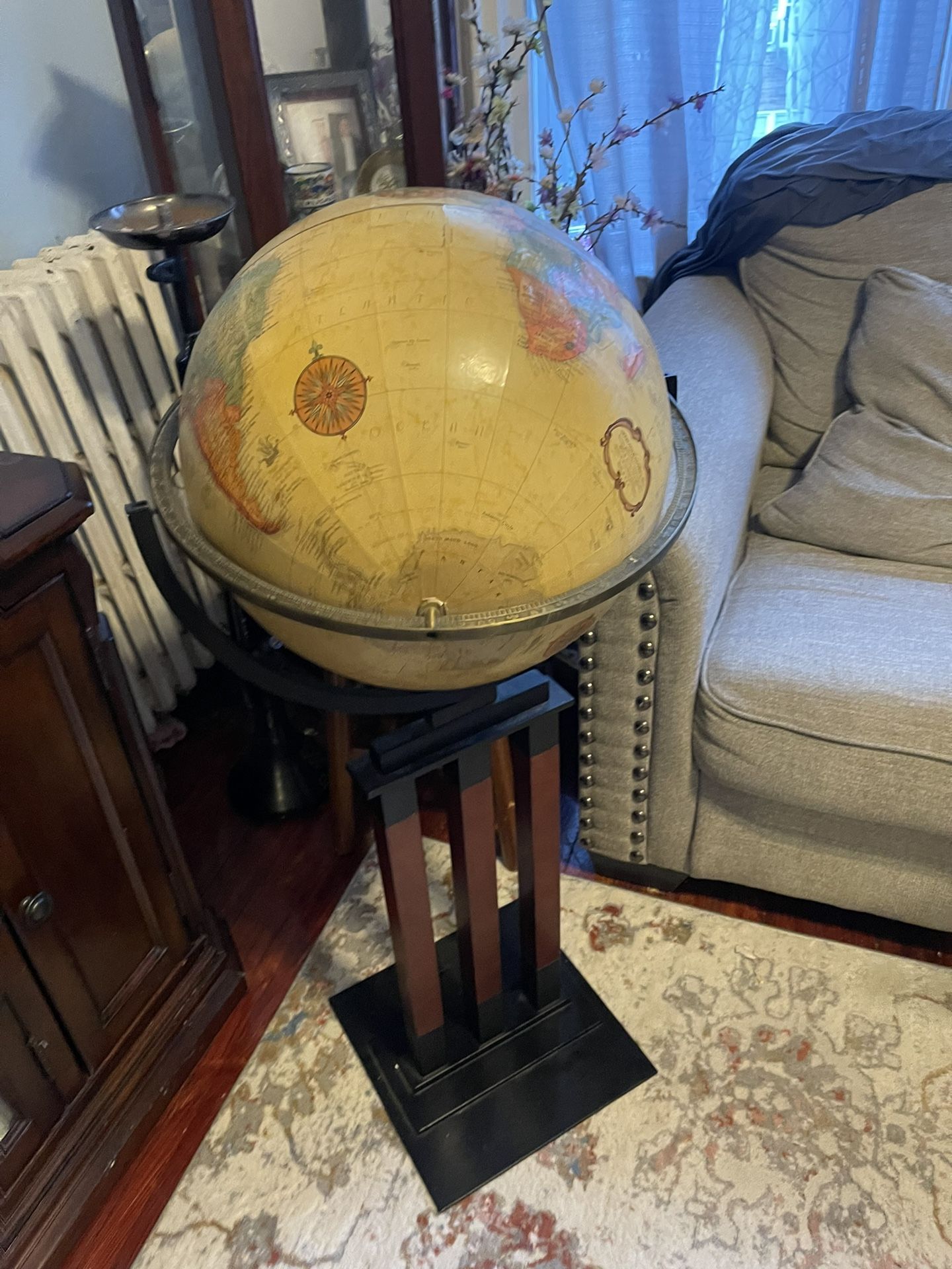 Fully rotating globe
