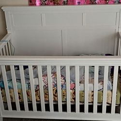 white crib w/new mattress