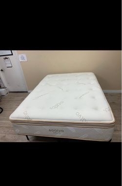 Like New Saatva HD Pillow Top Queen Mattress