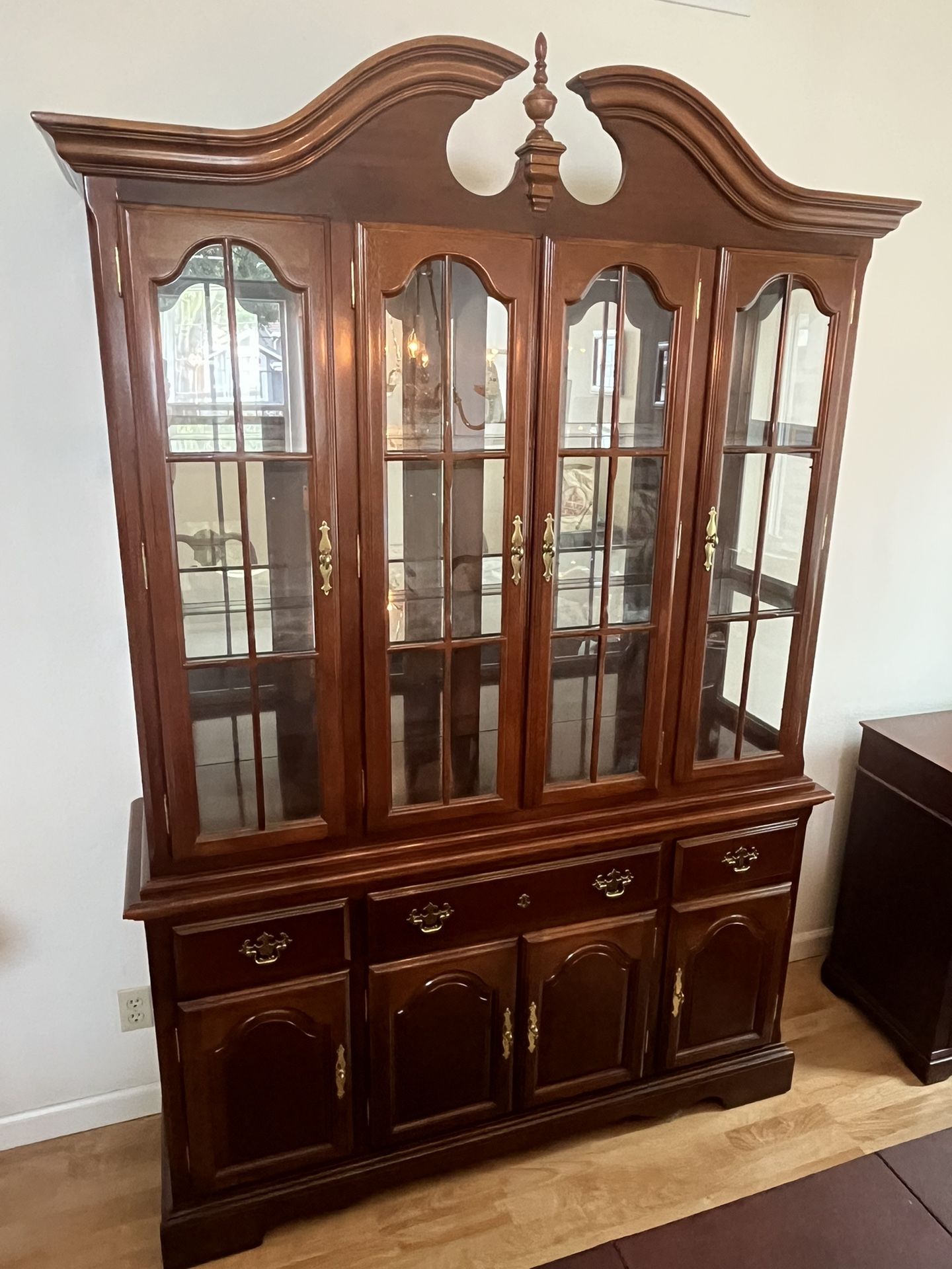 Like New—Beautiful Full Sized China Cabinet—Cherrywood Finish.