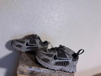 Toddler Nike Vomeros size 6C