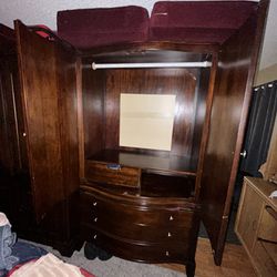Wardrobe in very good condition and of good quality.