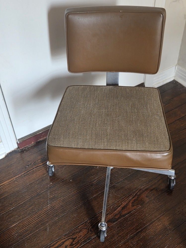 Mid Century Modern Office Chair with Wheeled Swivel Base