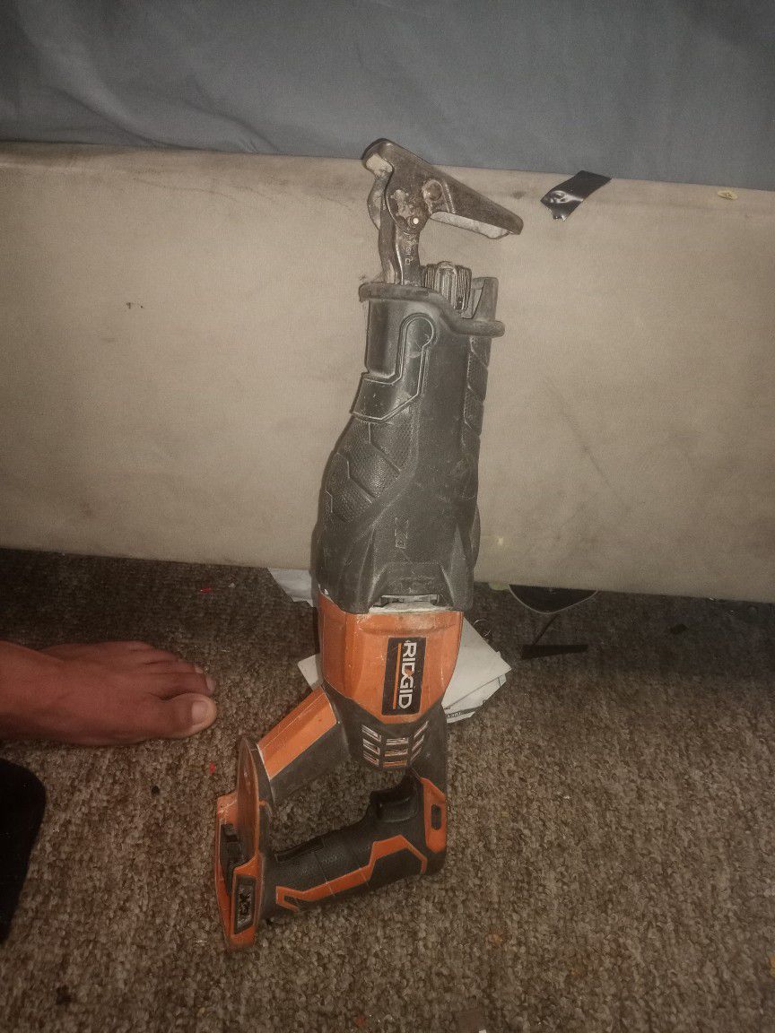Ridgid Reciprocating Cordless Power Saw  Doesn't Come With Battery
