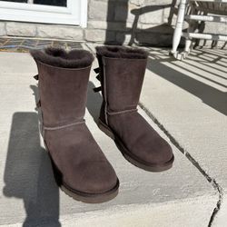 Ugg’s Women 7, Chocolate Bow tie 