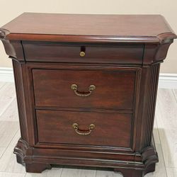Vintage Dresser/bedside Table 