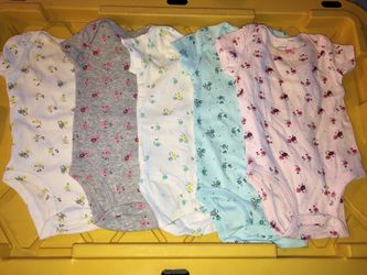 5 Carter’s baby girl onesies size 6 months