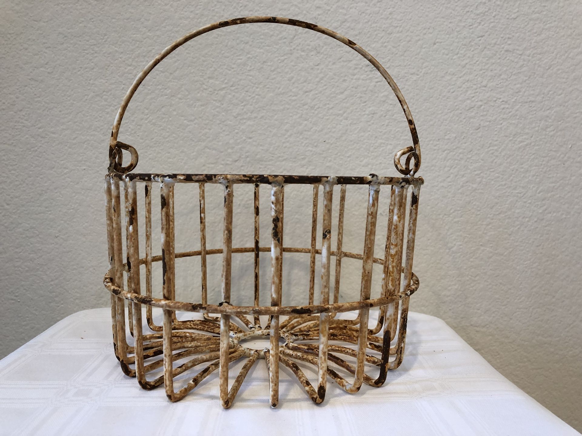 Vintage Metal Egg Gathering Basket ~ Rustic Wire Clam Basket