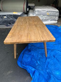 Castlery Seb Extendable Dining Table (74.8””- 94.5””) (1 small abrasion in pics 1 week old) ❤️