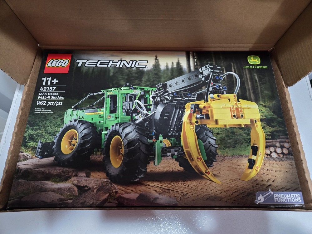 NEW LEGO TECHNIC JOHN DEERE 948L II SKIDDER 42157