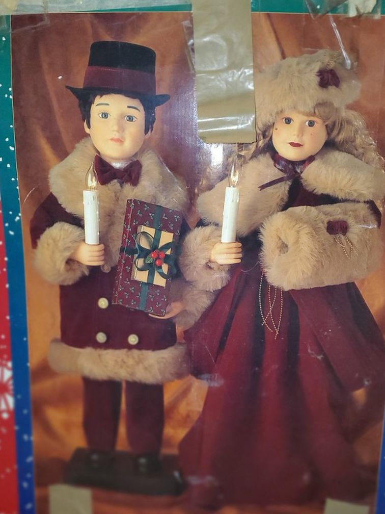 Traditions Animated Victorian Couple
