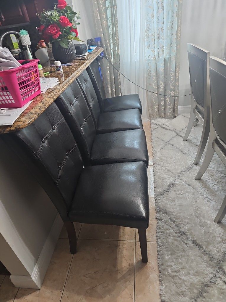 Four chairs leather, very good condition, barely not used