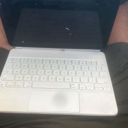 Apple iPad Logi Tech Keyboard 