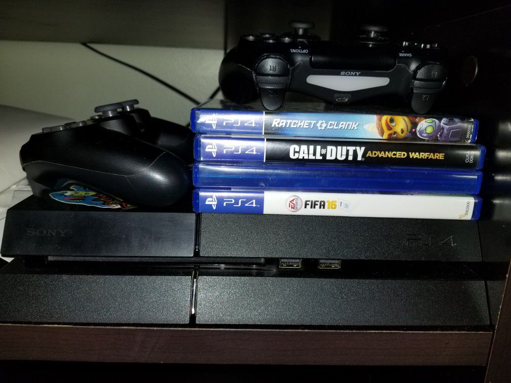 PlayStation 4 más 4 juegos y 2 controles y cargador en buena condiciones