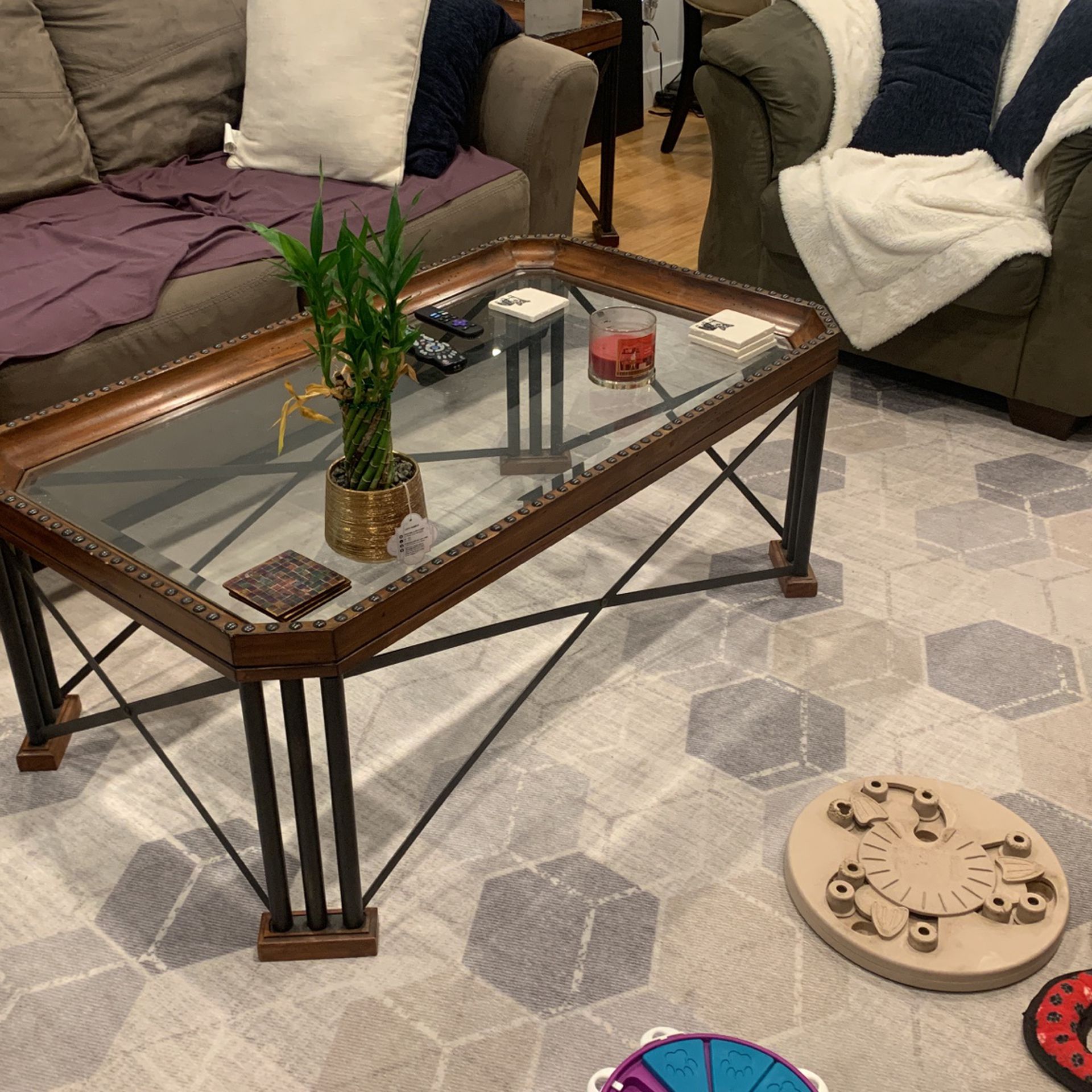 Matching Coffee Table/End Tables. 