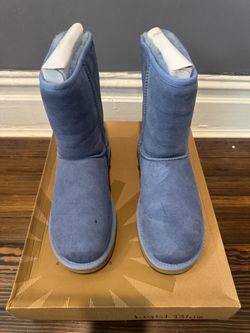 Short light blue UGG boots size 9 women