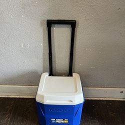 Igloo Profile 16 Roller Hard-Sided Cooler