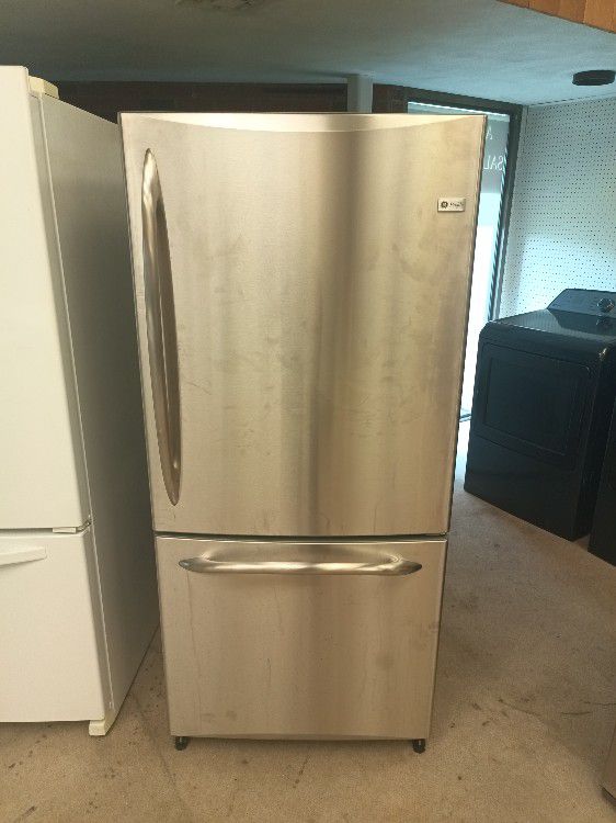 Refrigerator Bottom Freezer GE