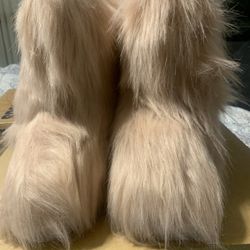 Women’s Light pink bearpaw boots Size 10