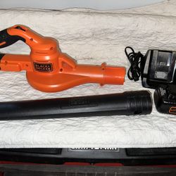 BLACK & DECKER LSW40 Lithium Sweeper + 40-Volt Battery Pack & Charger