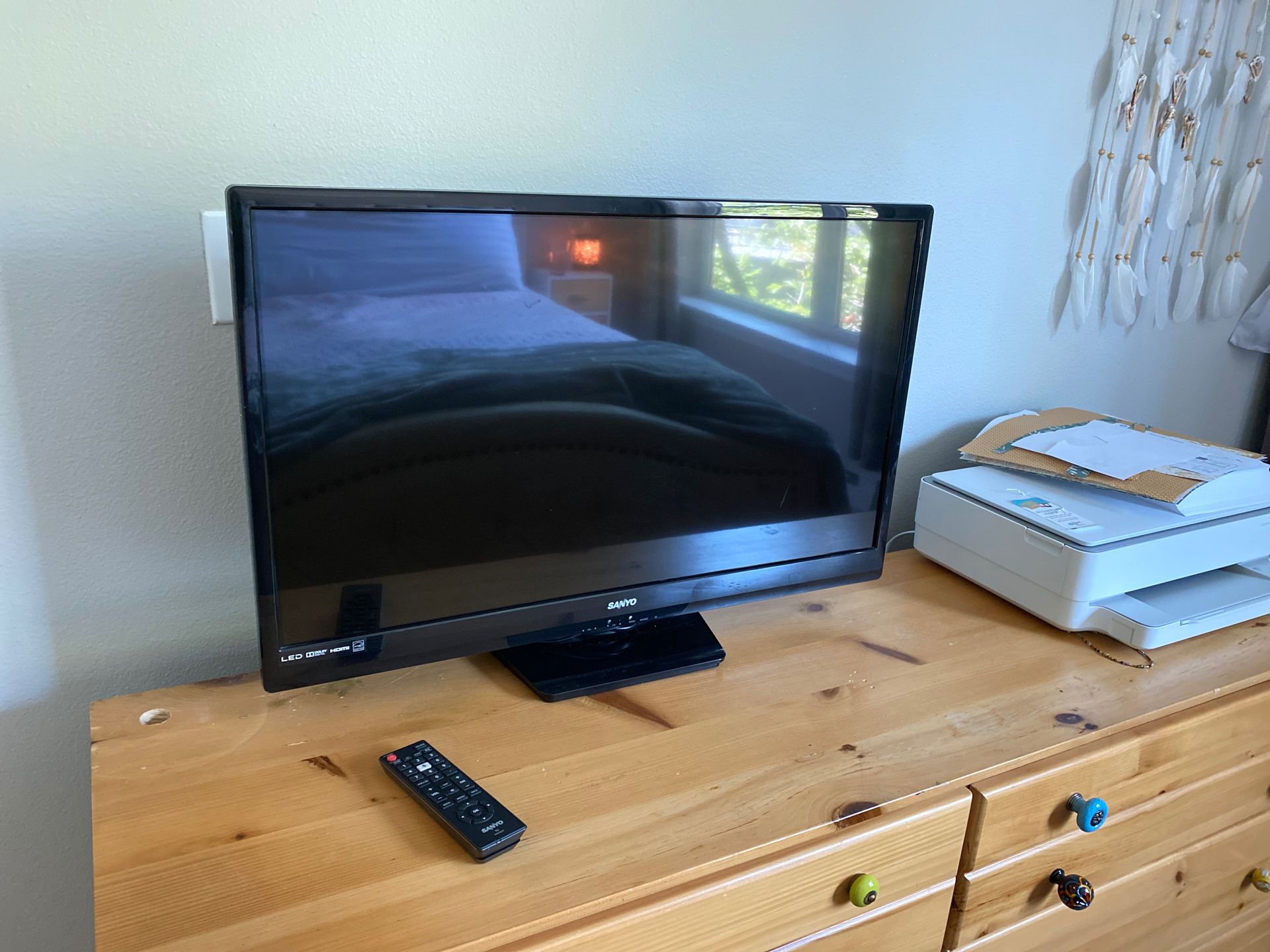 Sanyo 32 inch Television with remote (Perfect for any small room, dorm, etc)