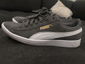 Women Pumas size 6.5