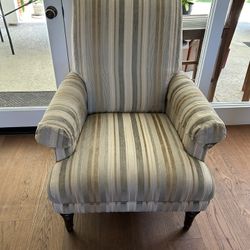 2 Beautiful Living Room Chairs W/Pillows