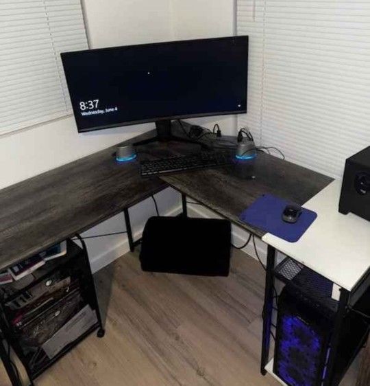 Corner Desk, very spacious !!