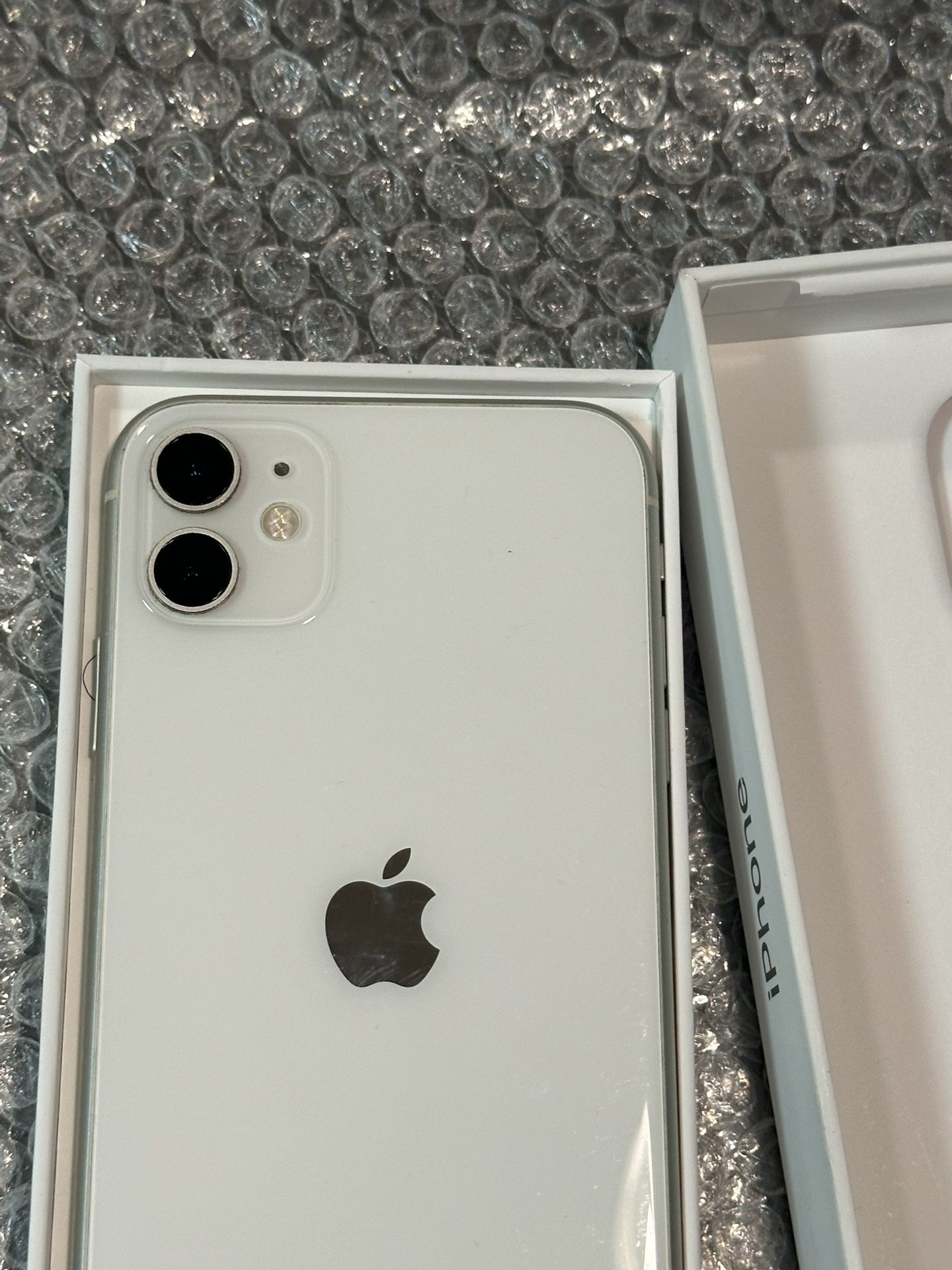 iPhone 11 128GB White UNLOCKED
