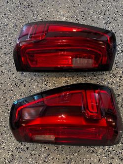 2020 GMC SIERRA AT4 Tail lamp assemblies Right and Left