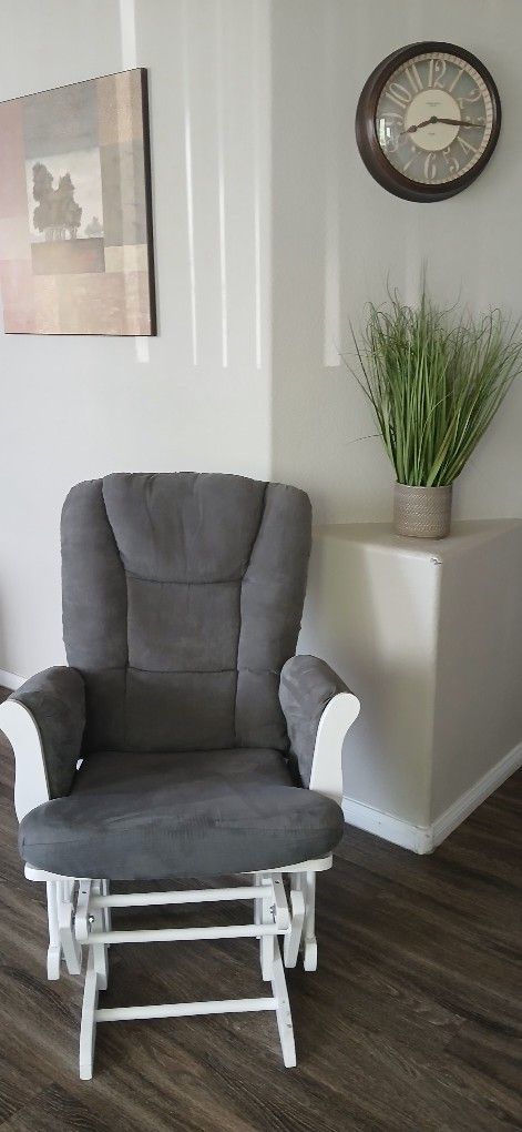 GLIDING CHAIR LIKE NEW .