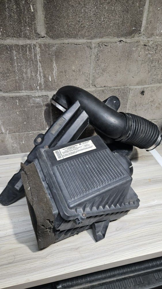 07-14 GM 5.3L V8 OEM Air Filter Box & Intake Tube (Yukon/Silverado)