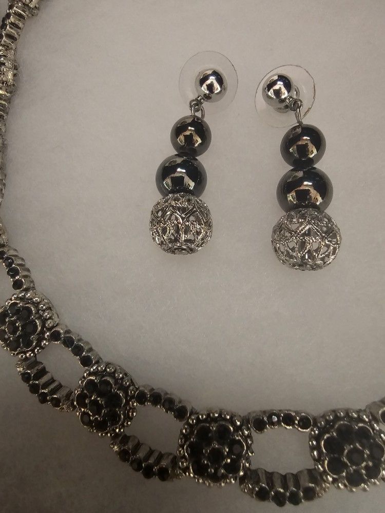$25.00 - Statement Necklace + Pierce Earings Set! Vtg Silver Color/Black Stones Accents - In Gift Box!