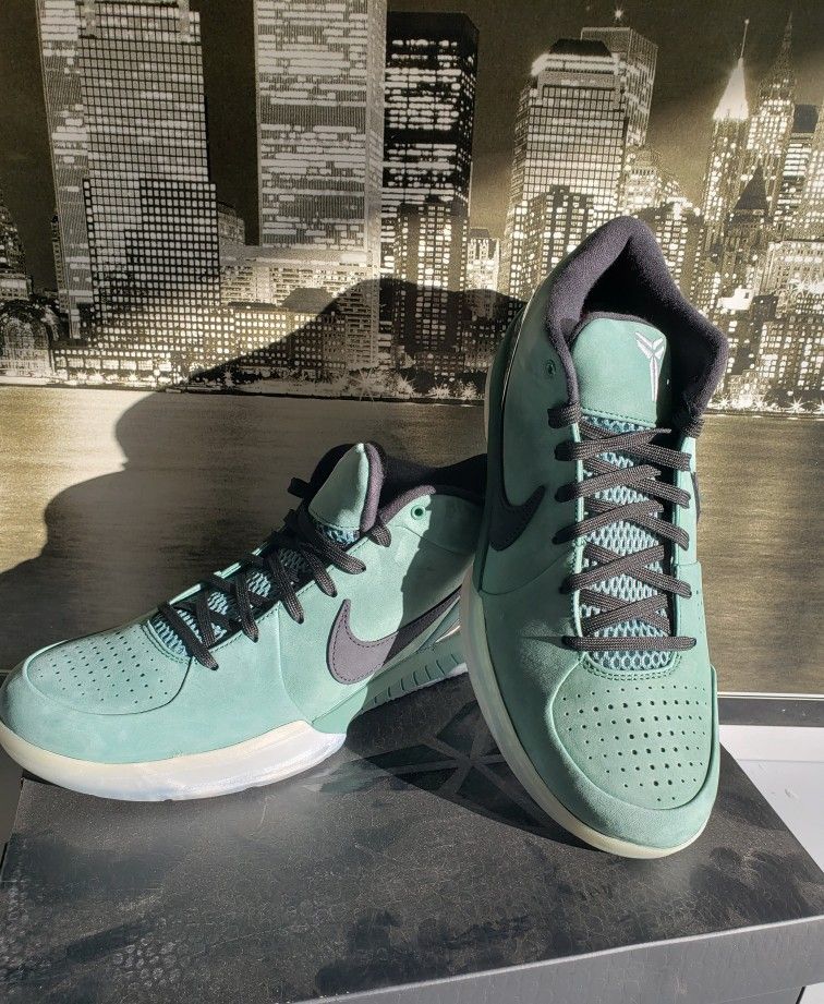 Kobe 4 PROTRO...https://offerup.com/redirect/?o=R0lSTC5EQUQ=