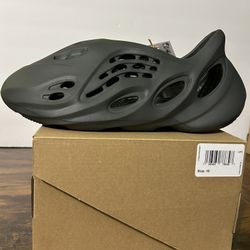 yeezy foam rnr carbon 