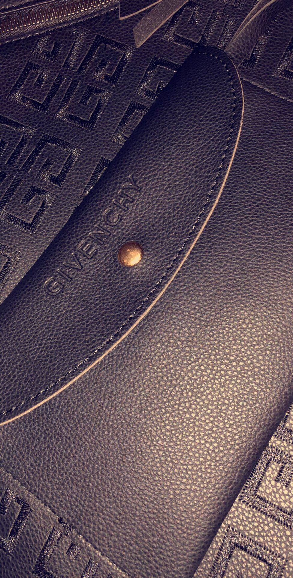 Handbag with wristlet