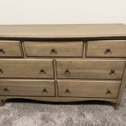 Dresser And 2 Nightstands 