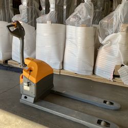 Display Model 3300lbs Electric Pallet Jack with New Battery and Warranty