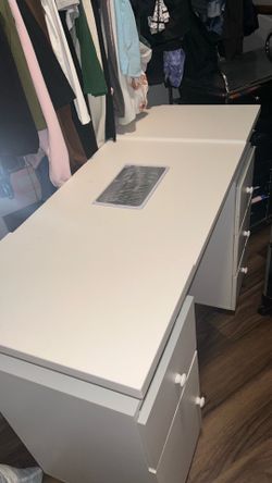 Nail desk