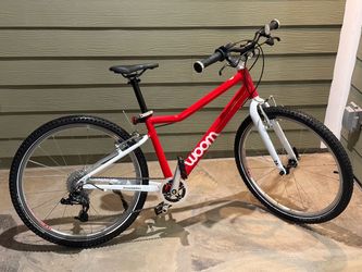 Woom 5 24 inch 8 speed light weight kids bike great shape
