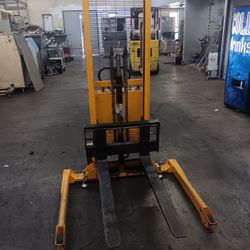 Semi Electric Straddle Stacker 