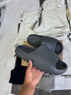 GREY YEEZY  SLIDES SIZE 12