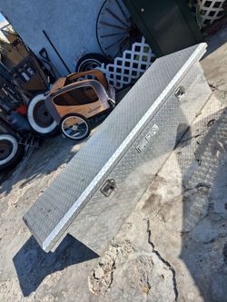 CLEAN DELTA ALUMINU TOOL BOX WITH KEYS!! 225$